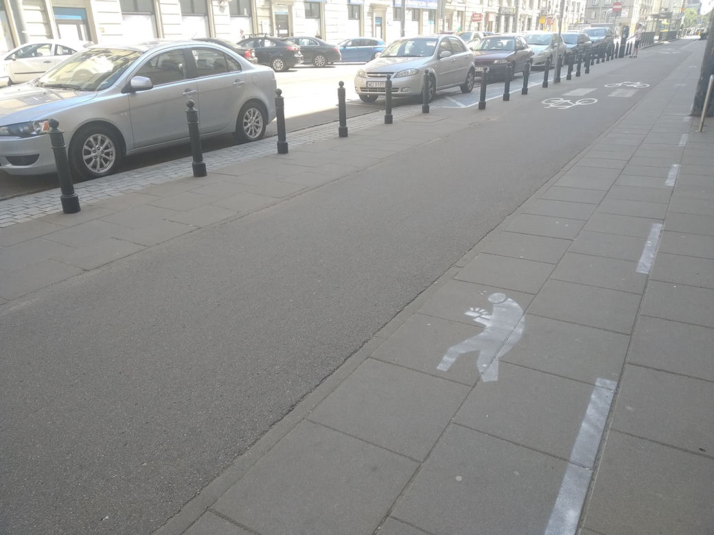 Wpatrzeni w telefon mają swoją strefę na chodniku