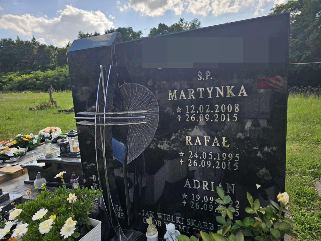 Tragiczny wypadek w Wylewie. Grób młodego siatkarza i jego rodzeństwa [GALERIA]