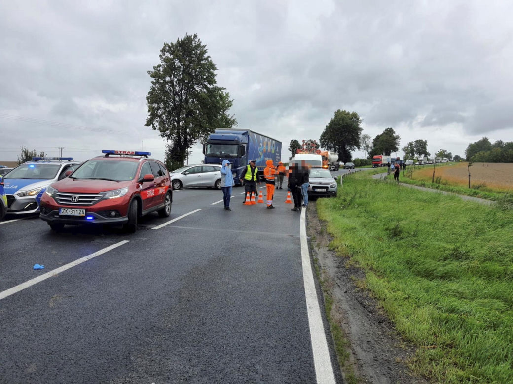 Smiertelny wypadek na trasie Bonin-Koszalin. Trzech nastolatkow z BMW zginelo w zderzeniu z tirem [ZDJECIA]
