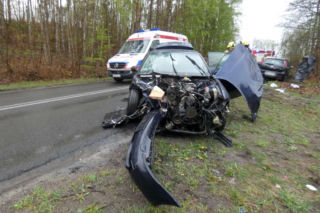 Nie wiadomo dlaczego zjechał na przeciwny pas ruchu. Czołówka Audi A4 z Fiatem Punto
