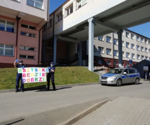 Na Podkarpaciu w Wielkanoc z policjatami wędrował miś. Miał wielką misję [WIDEO]