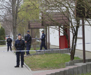 Przerażająca relacja sąsiadów, W mieszkaniu w Wołominie znaleziono ciała dwóch osób, ranny 19-latek w szpitalu