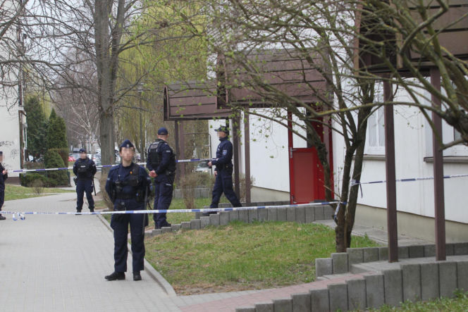 Przerażająca relacja sąsiadów, W mieszkaniu w Wołominie znaleziono ciała dwóch osób, ranny 19-latek w szpitalu