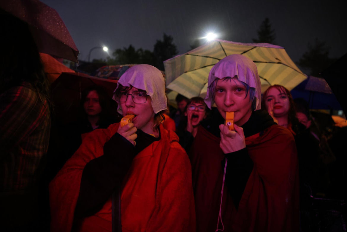 „Czerwona kartka za aborcję” przed Sejmem. Protest w Warszawie