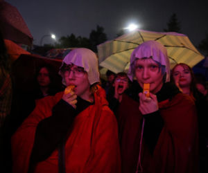 „Czerwona kartka za aborcję” przed Sejmem. Protest w Warszawie