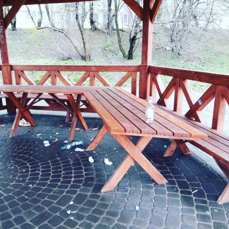 Olsztyn. Wandale dewastują Park Kusocińskiego. Z wiaty niebawem nic nie pozostanie [ZDJĘCIA]