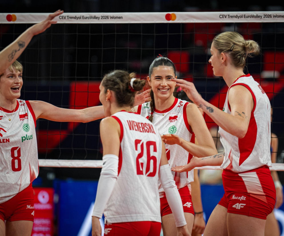 Cieszące się polskie siatkarki na boisku pod siatką. O meczu Polska - Włochy w półfinale ME przeczytasz na SE Supersport.