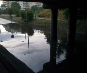 Ulewa w Bydgoszczy. Woda zalała ul. Brzechwy pod wiaduktem kolejowym [ZDJĘCIA]