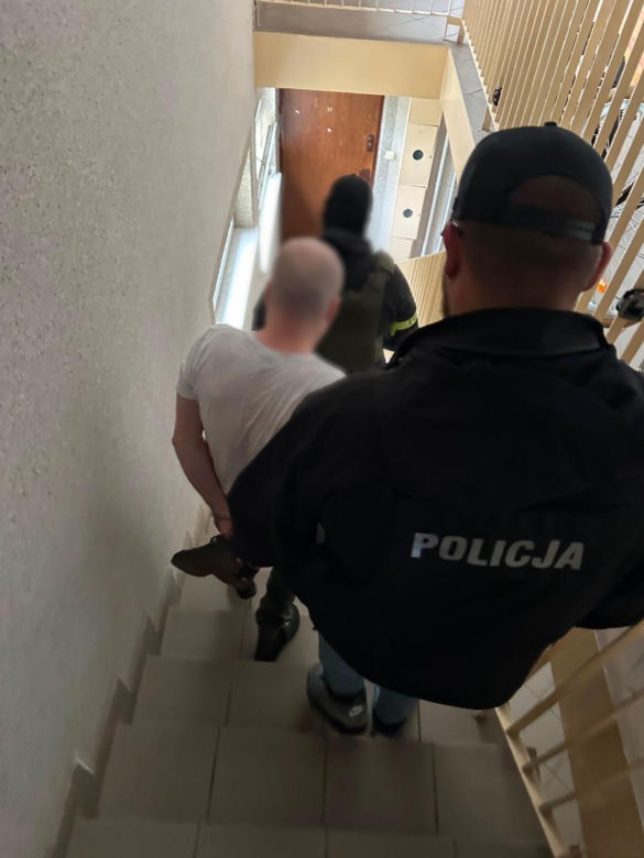 Nad ranem do mieszkania 49-latka z Gdańska wkroczyli funkcjonariusze. Mężczyzna, za którym od czerwca wystawiono list gończy, został zatrzymany i wkrótce rozpocznie odbywanie kary dwóch i pół roku więzienia za wykorzystanie seksualne osoby małoletniej