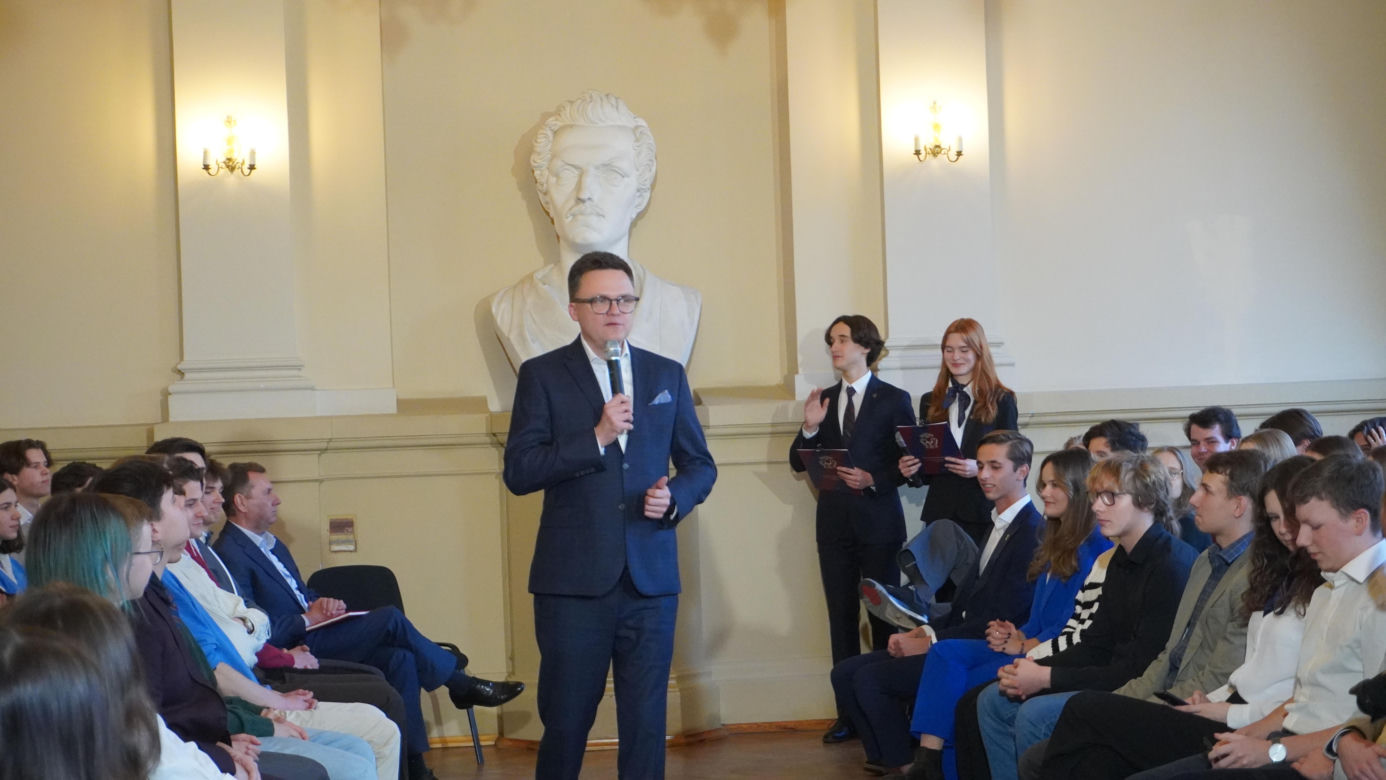 Marszałek Szymon Hołownia przeprowadził lekcję obywatelską w V LO w Krakowie
