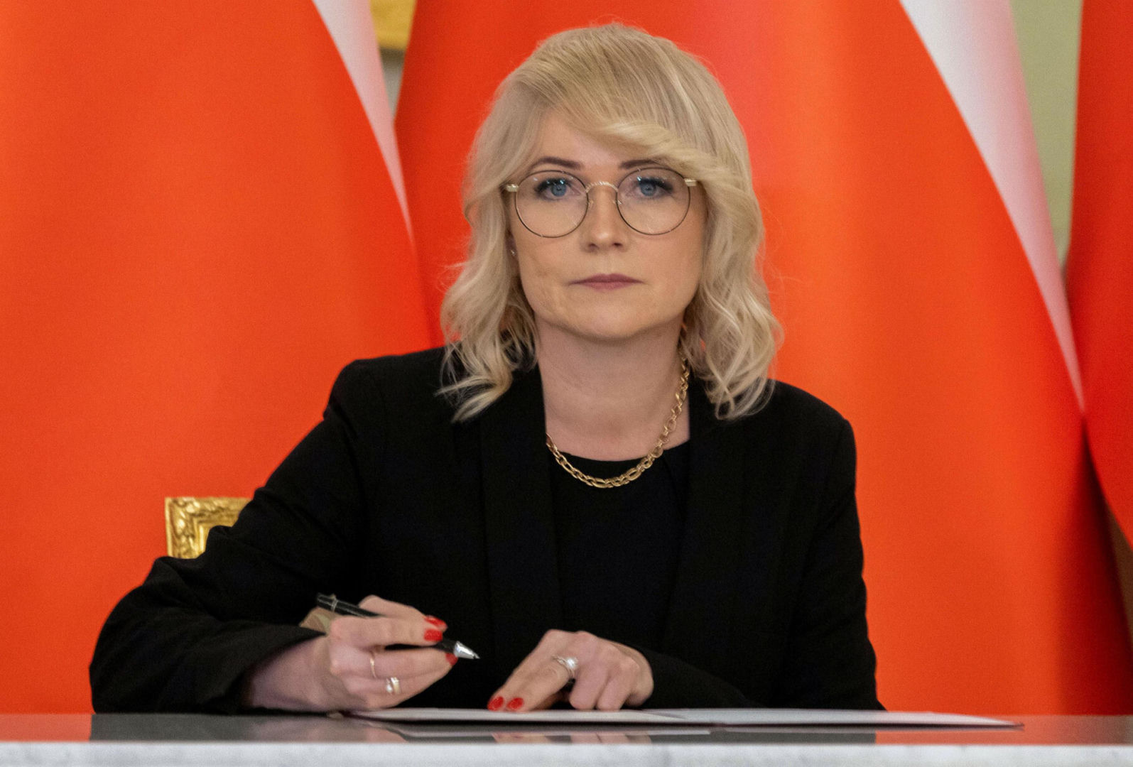 Она пробыла министром 16 дней. Теперь она получила должность при президенте Навроцком
