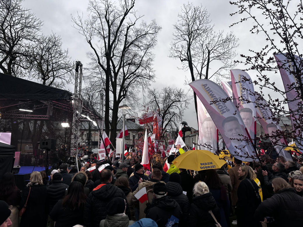 Chaos w Końskich. Dwie debaty prezydenckie, tłumy ludzi na rynku 