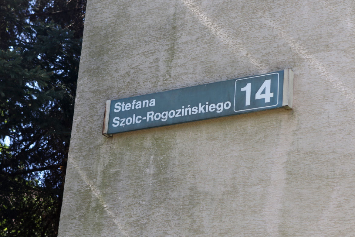 „Kule świszczą nam nad głowami”. Wariat strzela do samochodów