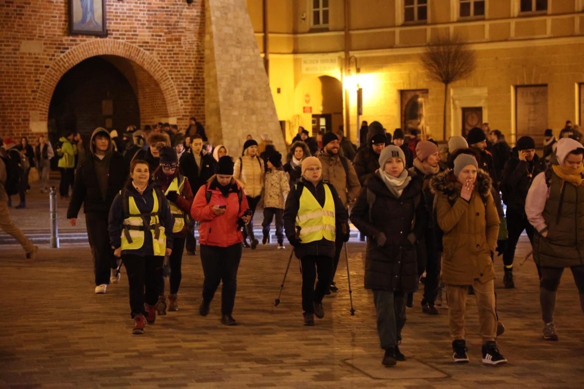 Kilka tysięcy osób w piątkowy wieczór wyruszyło z Lublina w 10. Ekstremalną Drogę Krzyżową