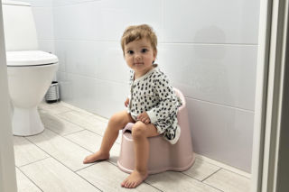 Dziecko nie chce siadać na nocnik? To nie musi być bunt, a objaw dolegliwości