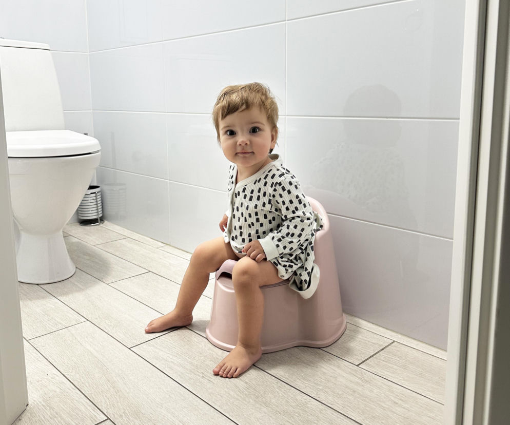 Dziecko nie chce siadać na nocnik? To nie musi być bunt, a objaw dolegliwości