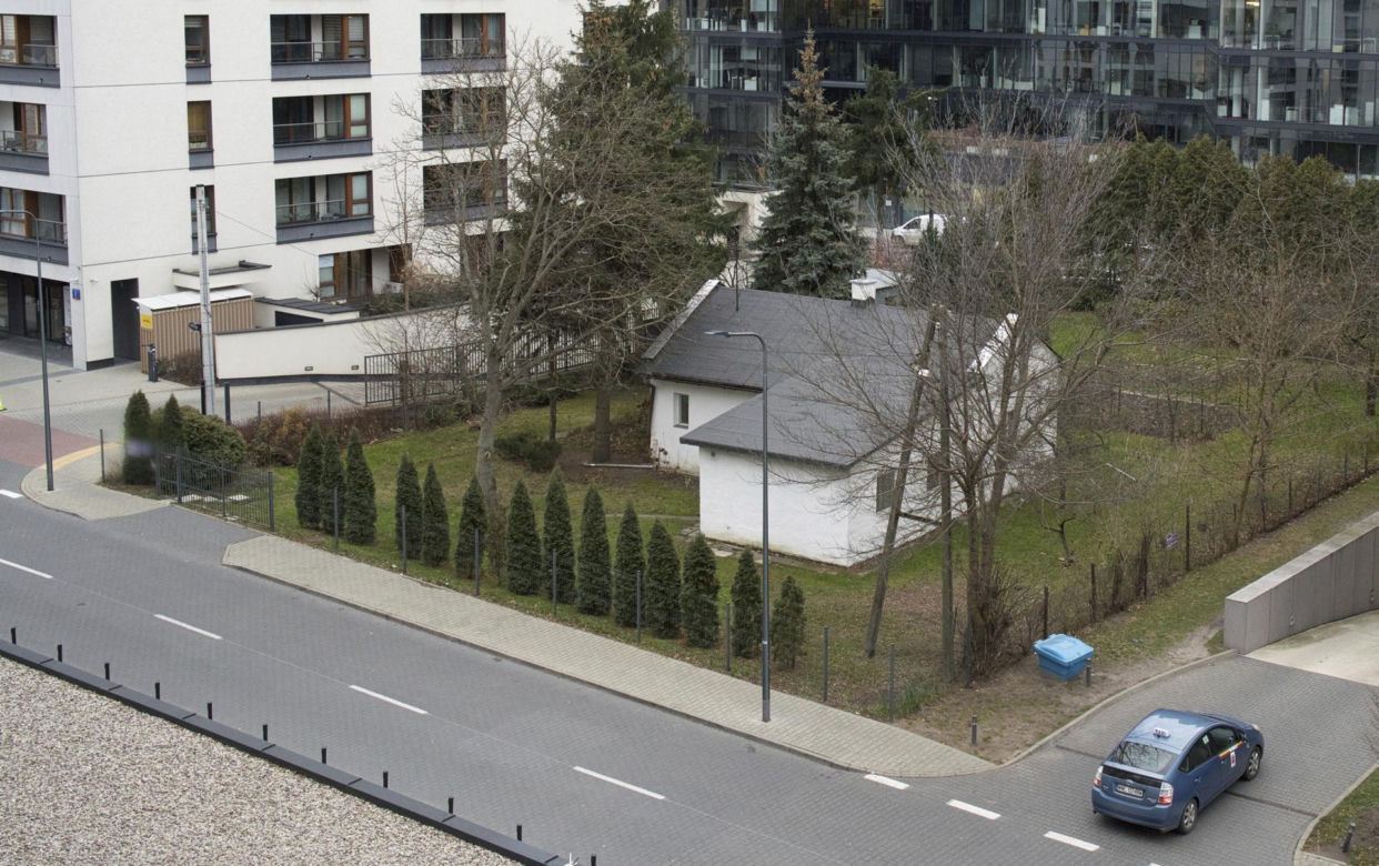 Nie dał się miejskim molochom. Mieszka w domku pośród wieżowców w samym centrum Warszawy