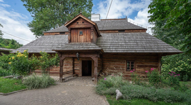 To jedno z najpiękniejszych miast Małopolski. W średniowieczu było wsią, w której mieszkali zakonnicy z Jerozolimy