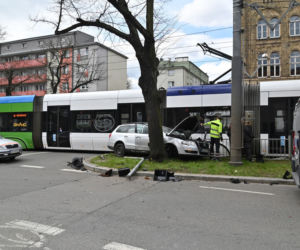 Wypadek na al. 3 Maja. Samochód zderzyl się z tramwajem