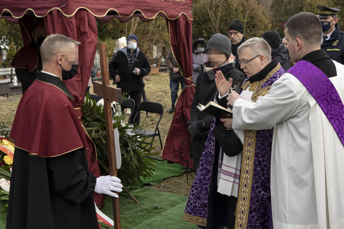 Pogrzeb Antoniego Gucwińskiego, złożenie trumny do grobu.