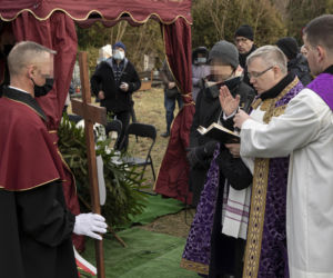 Pogrzeb Antoniego Gucwińskiego, złożenie trumny do grobu.