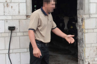 Drzwi obory przygniotły 3-letnią Oleńkę. Wgniotły dziewczynkę w mokrą ziemię