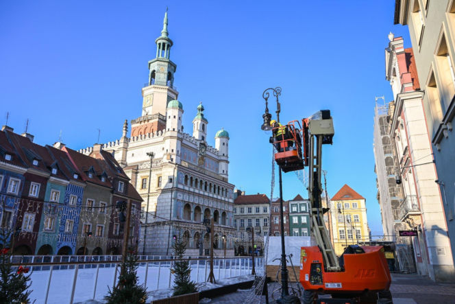 Trwa montaż choinki i świątecznych iluminacji