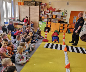 Zebra uczy dzieci przechodzić przez... zebrę