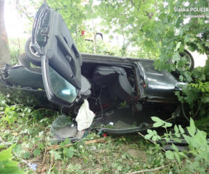Roztrzaskane Audi A3. Dwie osoby jadące autem w ciężkim stanie
