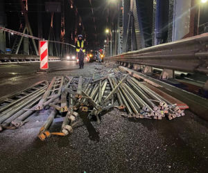 Kuriozalny wypadek na moście w Toruniu. Sprawca wjechał w rusztowanie