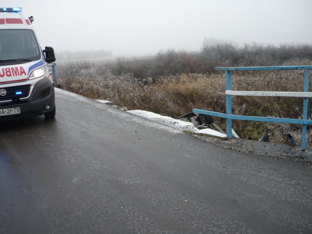 Małopolska. Samochód spadł z mostu i dachował przy rzece. Dziecko trafiło do szpitala
