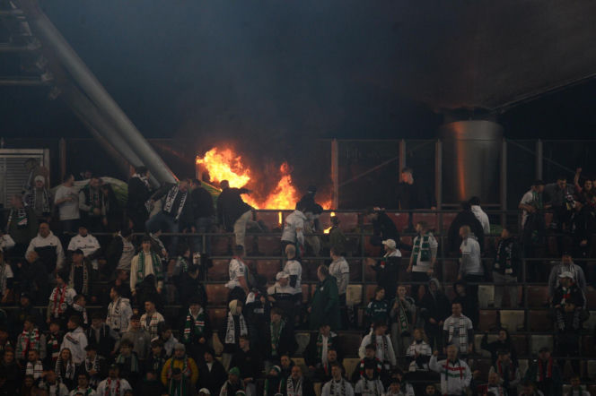 Płoną trybuny przez Łazienkowskiej 3