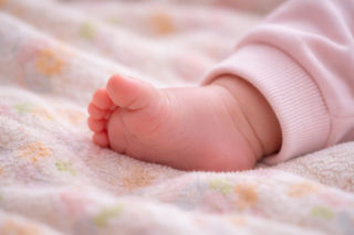 Noworodek zamiast do łóżeczka trafił do szafy. Areszt dla młodej matki