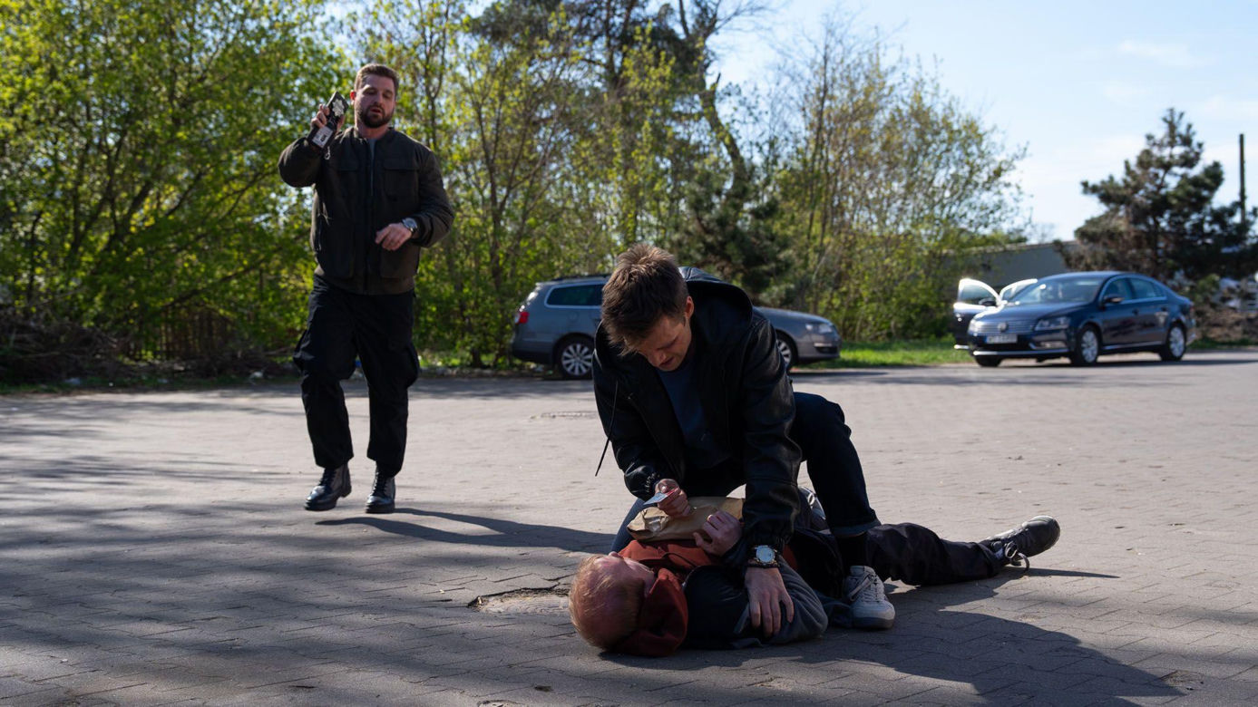 Na dobre i na złe odc. 999. Mario (Marcin Korcz), Radek Biegun (Mateusz Lisiecki)
