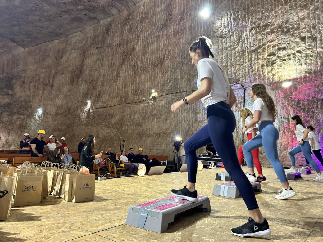 Trening fitness na stepie 600 metrów pod ziemią. Poznanianki zawalczyły o rekord Guinnessa