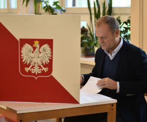 Donald Tusk głosuje wraz z rodziną