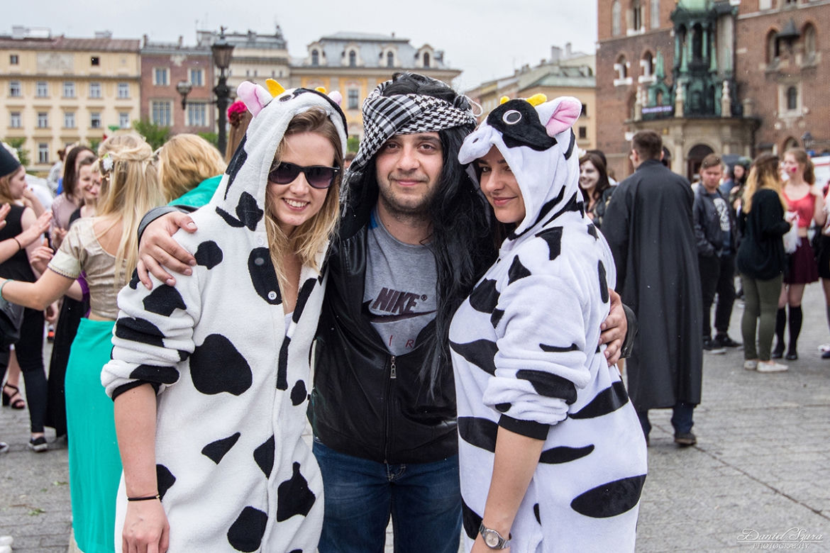 Korowód juwenaliowy na krakowski Rynek: Studenci świętują! [ZDJĘCIA]