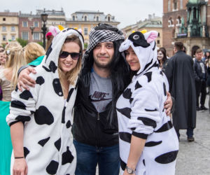 Korowód juwenaliowy na krakowski Rynek: Studenci świętują! [ZDJĘCIA]