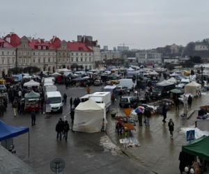 Lubelska Giełda Staroci wróciła po przerwie. Deszcz odstraszył tłumy, ale okazji nie brakowało