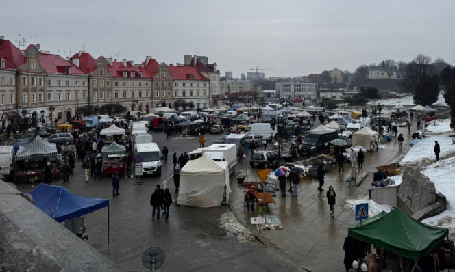 Lubelska Giełda Staroci wróciła po przerwie. Deszcz odstraszył tłumy, ale okazji nie brakowało