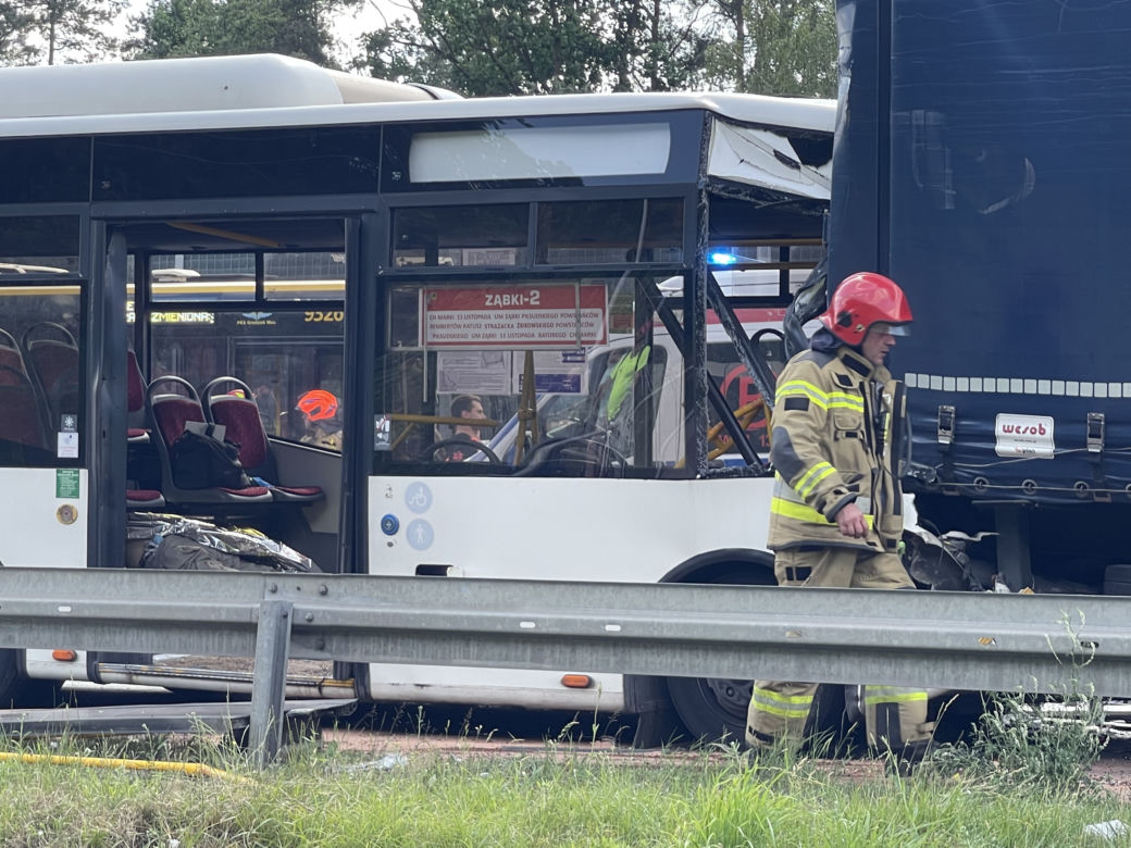 Wypadek miejskiego autobusu w Ząbkach