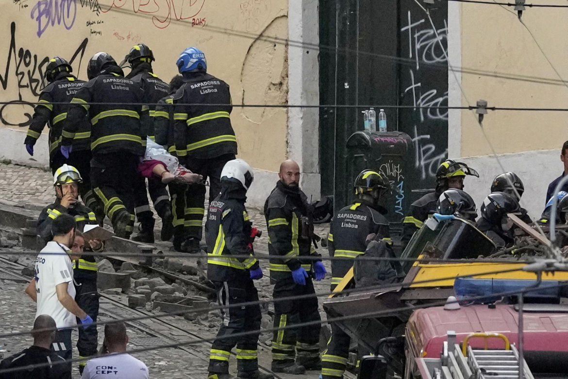 Katastrofa kolejki turystycznej! Wypadła z szyn i gruchnęła w budynek. Co najmniej 15 osób nie żyje!
