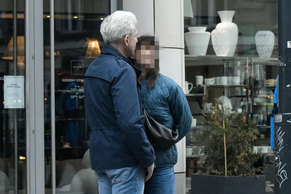 Hubert Urbanski całuje ukochaną