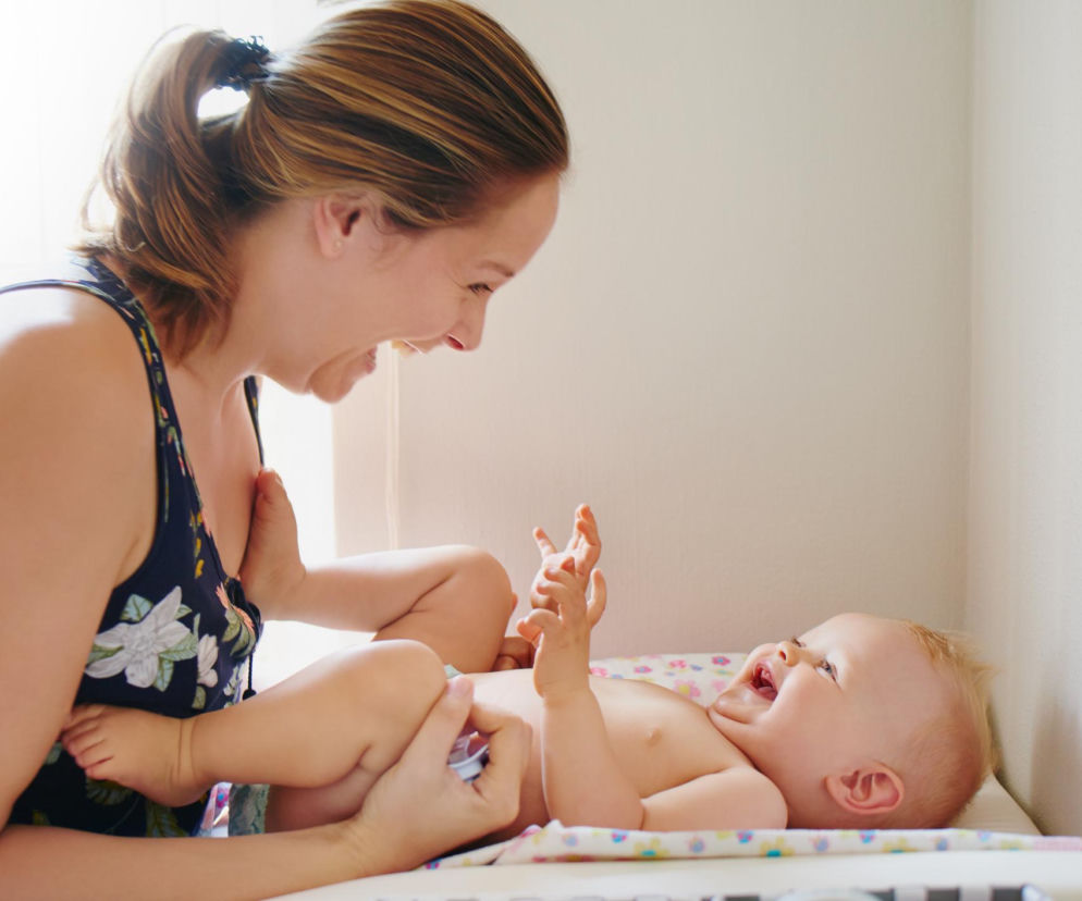 Mały rytuał bliskości – jak zamienić przewijanie w przyjemny moment dnia