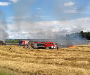 Bolesty. Żniwa w pełni, a kombajn stanął w ogniu! Dramat rolników z podlaskiego