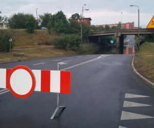Ulewa w Bydgoszczy. Woda zalała ul. Brzechwy pod wiaduktem kolejowym [ZDJĘCIA]