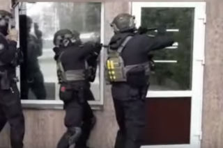 W salonie fryzjerskim w Choszcznie cięli równo, ale wcale nie nożyczkami