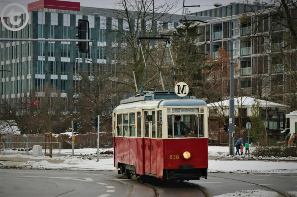 Tramwaj linii M na ulicach Warszawy