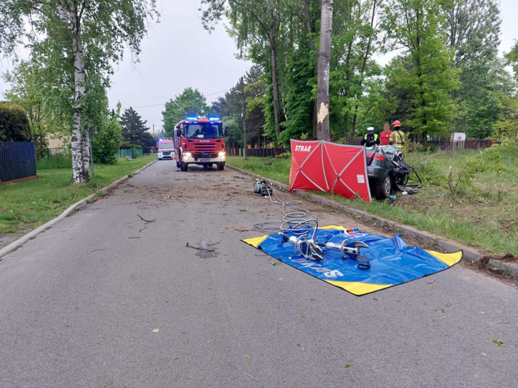 Audi roztrzaskało się o przydrożne drzewo. 19-latek i 21-latek nie żyją