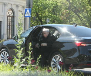 Jarosław Kaczyński na cmentarzu nie był sam. Pewna kobieta nie odstępowała go na krok